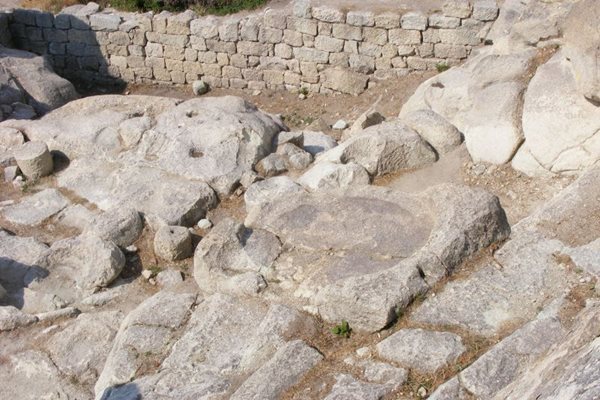 Олтарът в храма на Дионис на Перперикон.