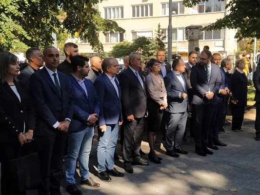 Много кандидат-депутати дойдоха на празника. В други години такова присъствие на парламентаристи в Пловдив не е виждано, коментираха граждани.