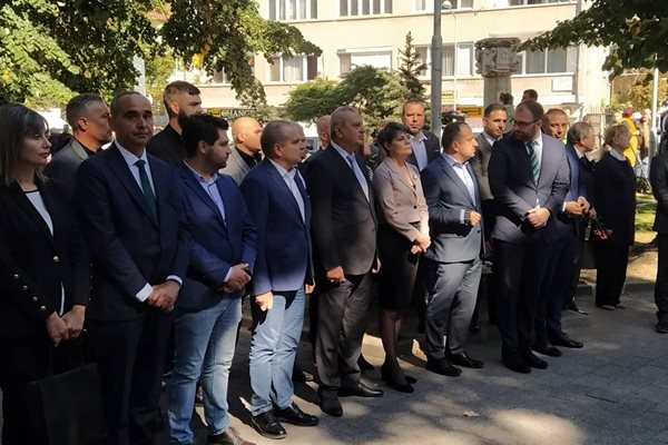 Много кандидат-депутати дойдоха на празника. В други години такова присъствие на парламентаристи в Пловдив не е виждано, коментираха граждани.