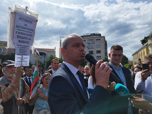 Костадин Костадинов излезе на протеста пред НС