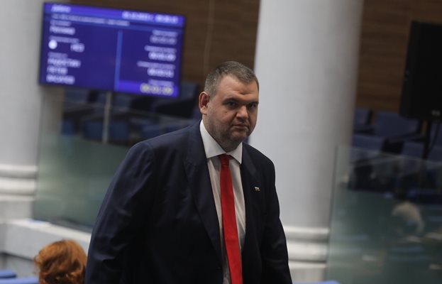 Анализатори: Може ли Пеевски да стане премиер и защо критикува властта