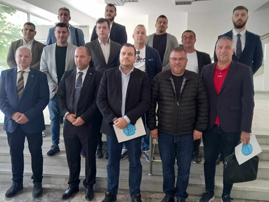 Станислав Балабанов и неговите съмишленици след регистрацията на листата на ИТН за Пловдив.