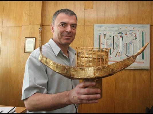 Доц. Игнатов показва модел на древноегипетска погребална ладия, изработена от негови студенти.
СНИМКИ: АНДРЕЙ МИХАЙЛОВ И ЛИЧЕН АРХИВ