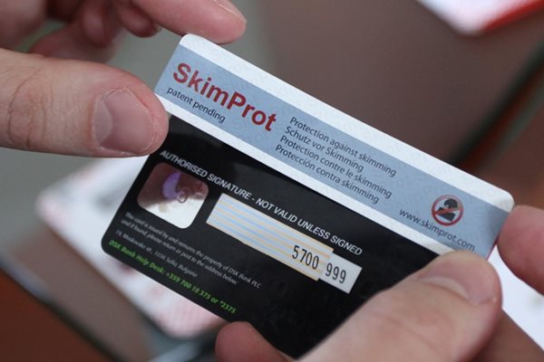 SkimProt залепва плътно за магнитната лента на банковата карта, без да влияе на състоянието .