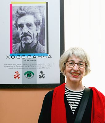Алисия пред портрета на своя баща Хосе Санча