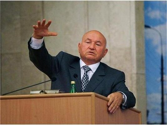 Юрий Лужков отхвърля обвиненията срещу себе си на пресконференция в Москва.
