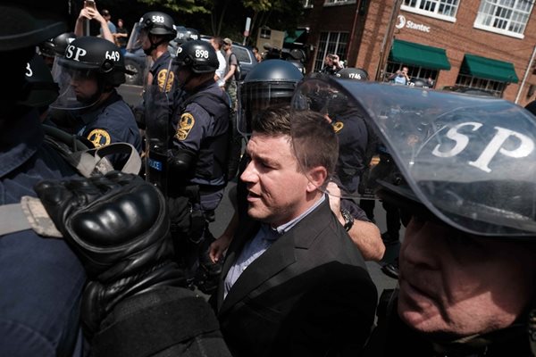 Полиция е оградила Ричард Спенсър - главния организатор на националистичния марш в Шарлотсвил, довел до размириците.