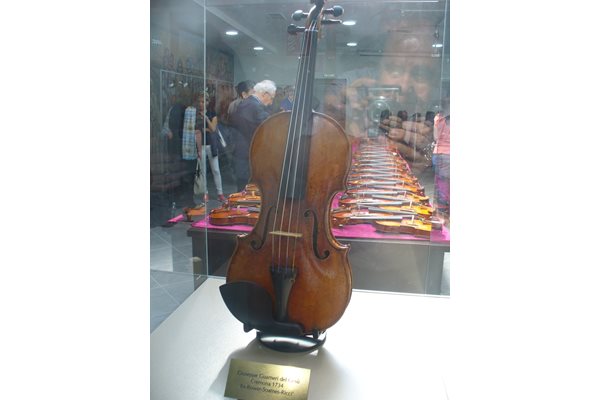 300-годишната цигулка, изработена от италианския майстор Джузепе Гуарнери" преди 3 века, ще остане в Казанлък едва за 24 часа. Тя може да се види в Музея на розата до края на днешния ден.