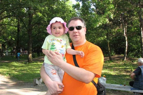 Д-р Мирослав Ненков с 4-годишната си дъщеря Мария 
СНИМКИ: ДЕСИ КУЛЕЛИЕВА И ЛИЧЕН АРХИВ
