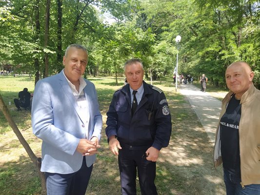 Александър Държиков с шефа на "Общинска охрана" Костадин Костов и началника на Пето РУ Иван Чочков.