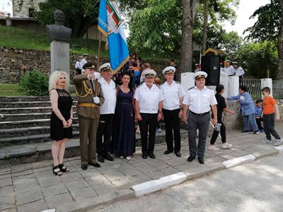 Моряци дойдоха в с. Свежен да отдадат почит на първия български подводничар Рашко Серафимов. СНИМКА: 24 часа Пловдив онлайн