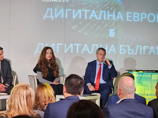Александър Йоловски (вдясно) участва в конференцията за дигитални умения.