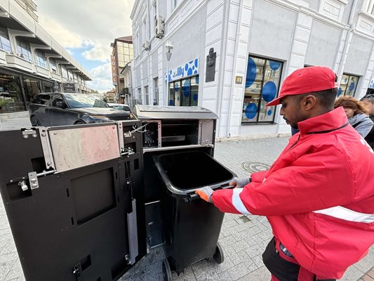 Във Варна днес поставиха първото "умно кошче" Снимка: Орлин Цанев