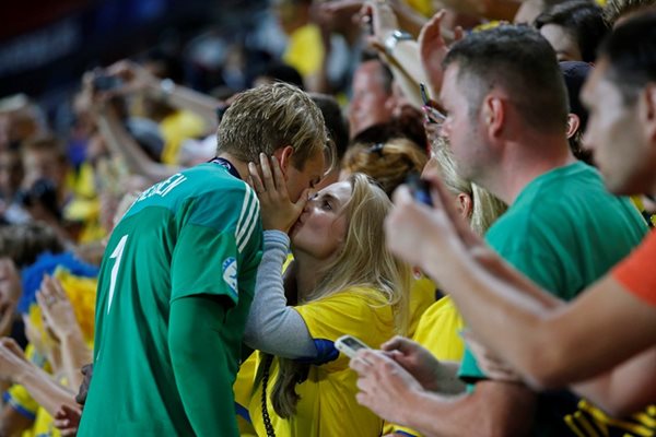 Вратарят на Швеция Патрик Карлгрен, който стана герой със спасената дузпа на Уилям Карвальо, целува страстно приятелката си след спечелването на финала срещу Португалия.