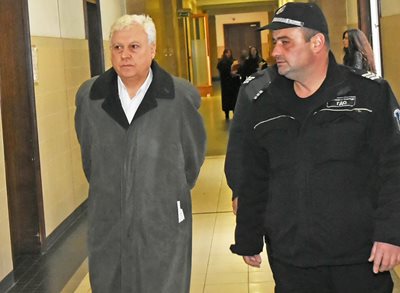 Охранители водят Венцеслав Василев в съда. СНИМКА: БУЛФОТО