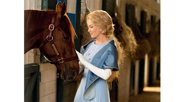 Даян Лейн изпълнява ролята на домакинята Пени Ченъри, която поема бизнеса с конни надбягвания от баща си.