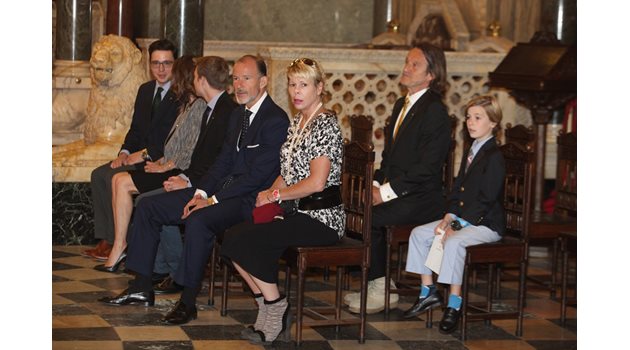На първия ред от ляво надясно са княз Борис, майка му, брат му Белтран, княз Кирил и княгиня Калина. На втория са Китин Муньос и Симеон-Хасан. СНИМКА: РУМЯНА ТОНЕВА