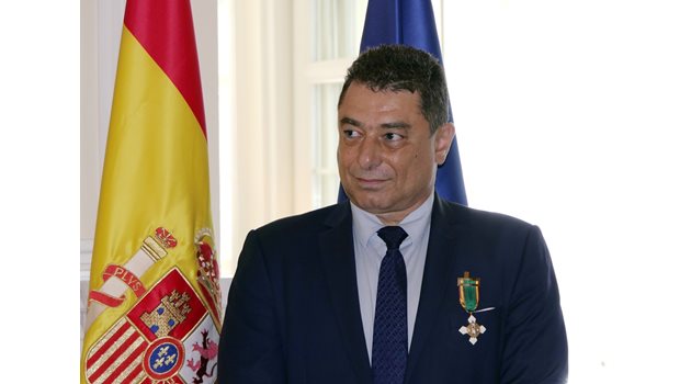 Цветан Панков с медала от испанския посланик