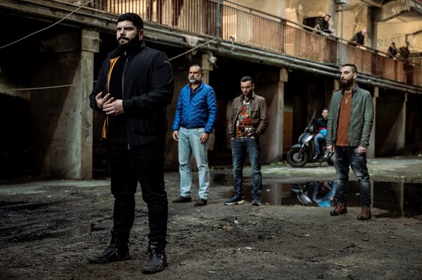 Дженаро Савастано се връща там, където всичко започна - в Секондиляно.

СНИМКИ: Marco Ghidelli Beta Film / HBO Bulgaria