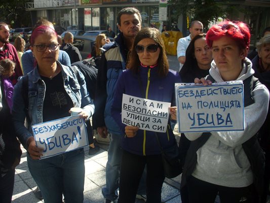 Жители на Стара Загора, организирани в социалните мрежи, излязоха на протест срещу безразсъдството на пътя.