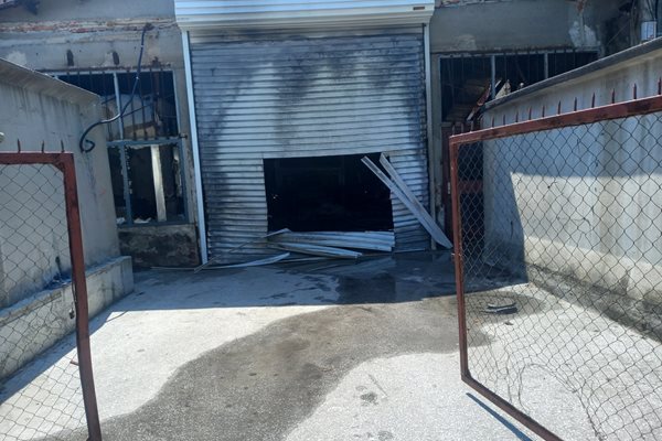 Входът на склада, където върлуваше пожара.