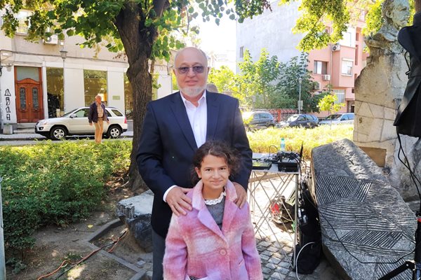 Емил Стоянов с внучката си Ема.