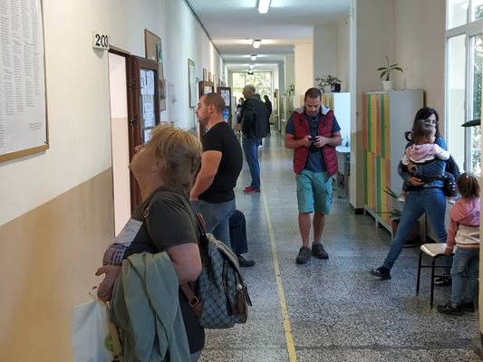 Пловдивчанка гледа списъците с кандидат-депутати.