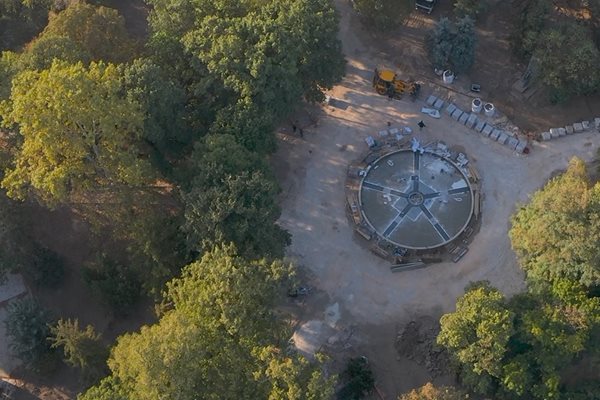 Ремонтът на първата градска градина в България тече усилено.