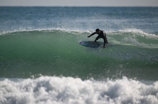 Хубавото време във Варна дава шанс на сърфистите да покажат уменията си (Снимки)