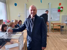 Костадин Димитров гласува на втория тур на местните избори в Пловдив.

Снимка: Авторът