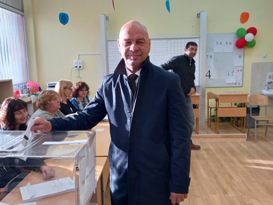 Костадин Димитров гласува на втория тур на местните избори в Пловдив.

Снимка: Авторът