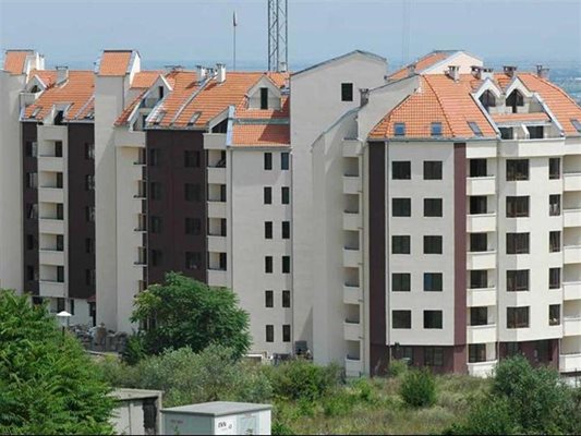 В този комплекс от затворен тип се намират апартаментите на военнослужещите от Втора лекопехотна тунджанска бригада. 
Блоковете са построени от харманлийската фирма "Тод груп".
СНИМКА: ИВАН ПЕТКОВ