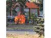 Кола пламна до голям магазин в Пловдив (Снимка, видео)