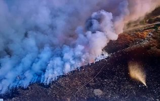 Прокуратурата разследва причините за пожара на сметището в Цалапица