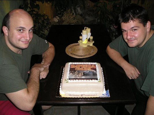 Доброслав и партньорът му Мони Дачев (вляво) празнуват първия рожден ден на “Империята” през 2006 г.