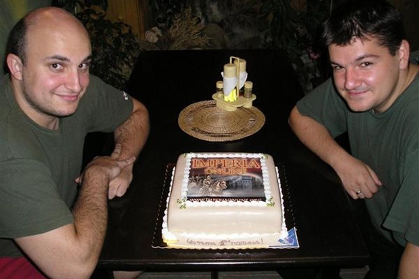 Доброслав и партньорът му Мони Дачев (вляво) празнуват първия рожден ден на “Империята” през 2006 г.