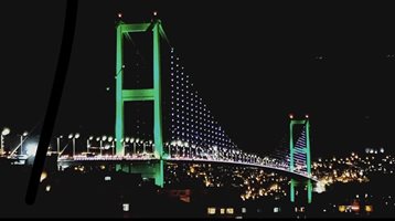 Мостовете над Босфора засияха в зелена светлина (Снимки)