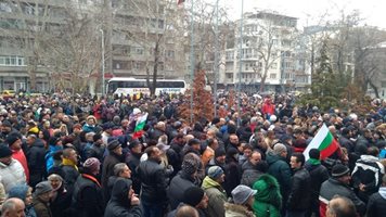 2000 пред прокуратурата в Пловдив, искат пускане на лекаря начаса