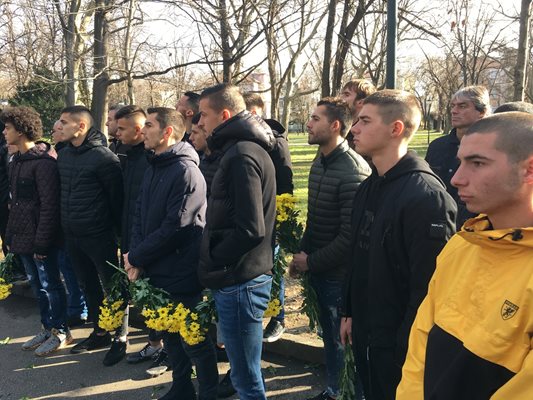 Юноши на "Ботев" също не криеха покрусата си от смъртта на Бозаджийски. Снимки: 24 часа