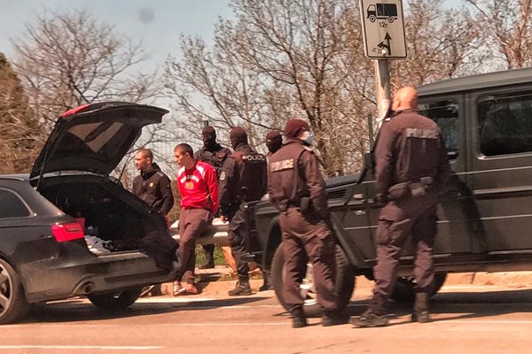 Съмнителни пакети от кола, натъпкана с футболни фенове в кв. Бояна, иззеха при ареста им спецченгета