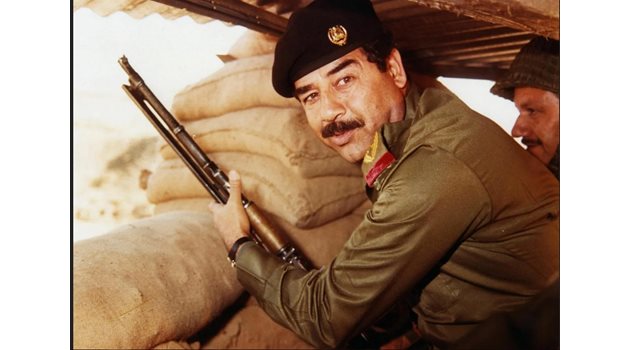 Години след управлението на Саддам Хюсеин (на горната снимка) корупцията продължава.
