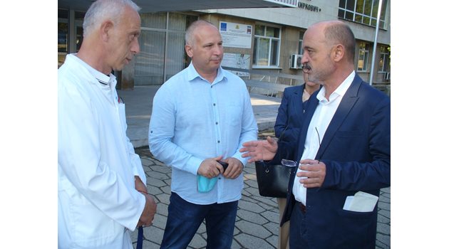 Здравният министър говори с областния управител и с шефа на болницата в Стара Загора
