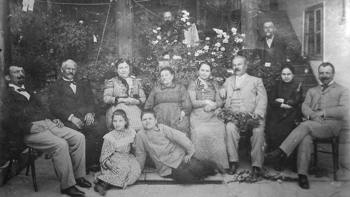 Проф. Георги Бончев, първият седнал от ляво на дясно, в дома на Анастасия Златарска, ок. 1898 г. Прав на стълбите е проф. Георги Златарски