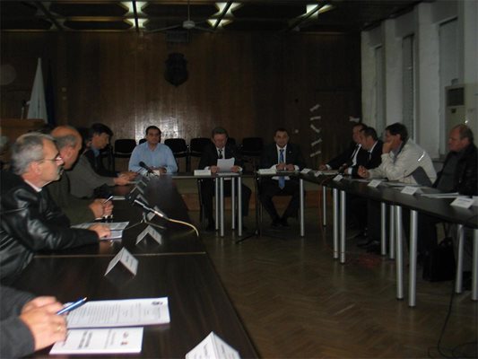 Кметове от Видинско се срещнаха с народния представител Филип Попов в деня на диалога между законодателната и местната власт.
СНИМКА: Ваня Ставрева