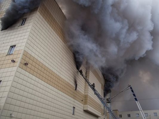 Търговският център в Кемерово, в който избухна пожар и загинаха 64 души. СНИМКА: Ройтерс