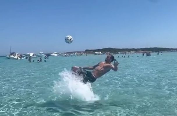 Ибрахимович се забавлява с топка във водата

