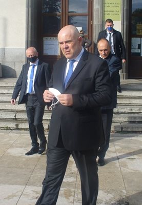 Главният прокурор Иван Гешев пристигна в Стара Загора след катастрофата.