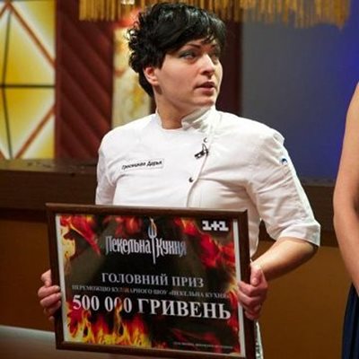 Дариа Гросицкая като победител в "Хелс Китчън" - Украйна