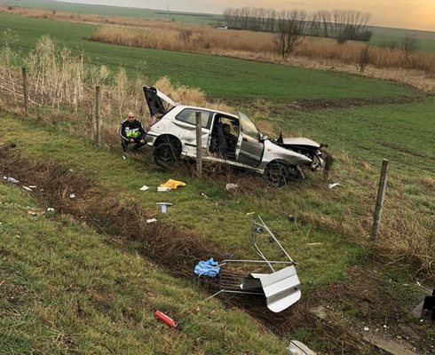 Двамата ранени водачи са откарани в болница.