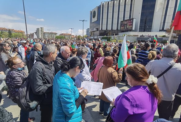 По време на похода се събират подписи за референдум срещу изпращането на оръжия за Украйна